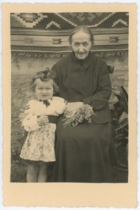 Фото. Уляна Кравченко з онукою. 1940
